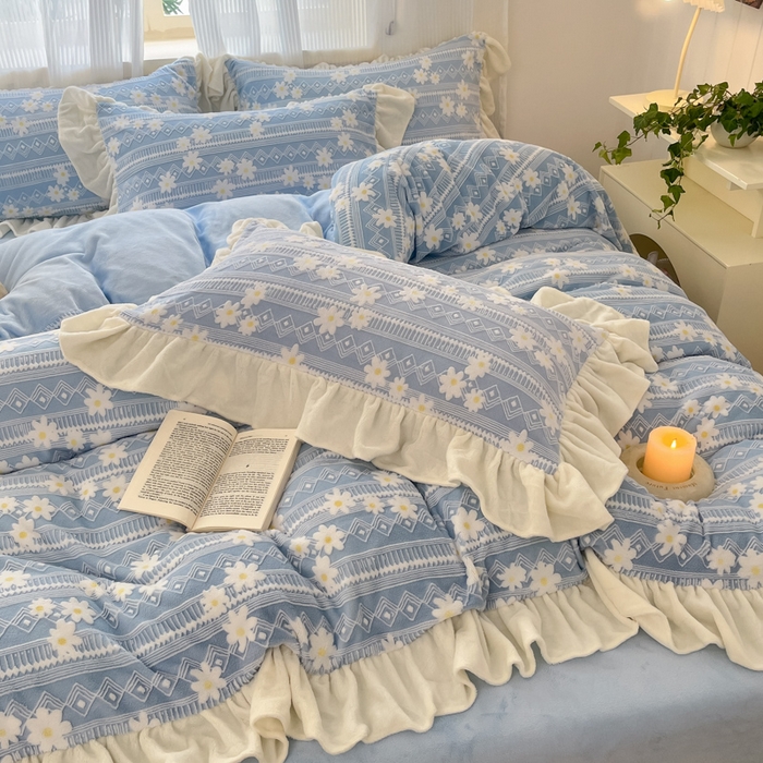 91家纺网 家纺一手货源 找家纺 爱家（原缔乐家纺） 2025新款牛奶雕花绒四件套-小雏菊 小雏菊-天空兰