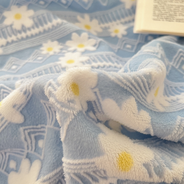 91家纺网 家纺一手货源 找家纺 爱家（原缔乐家纺） 2025新款牛奶雕花绒四件套-小雏菊 小雏菊-天空兰