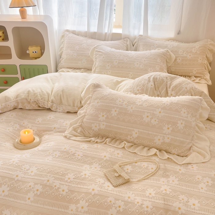 91家纺网 家纺一手货源 找家纺 爱家（原缔乐家纺） 2025新款牛奶雕花绒四件套-小雏菊 小雏菊-奶昔白