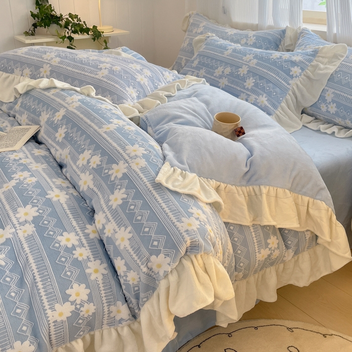 91家纺网 家纺一手货源 找家纺 爱家（原缔乐家纺） 2025新款牛奶雕花绒四件套-小雏菊 小雏菊-天空兰