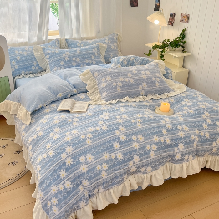 91家纺网 家纺一手货源 找家纺 爱家（原缔乐家纺） 2025新款牛奶雕花绒四件套-小雏菊 小雏菊-天空兰