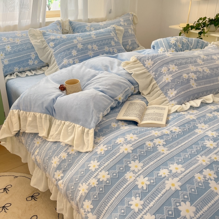 91家纺网 家纺一手货源 找家纺 爱家（原缔乐家纺） 2025新款牛奶雕花绒四件套-小雏菊 小雏菊-天空兰