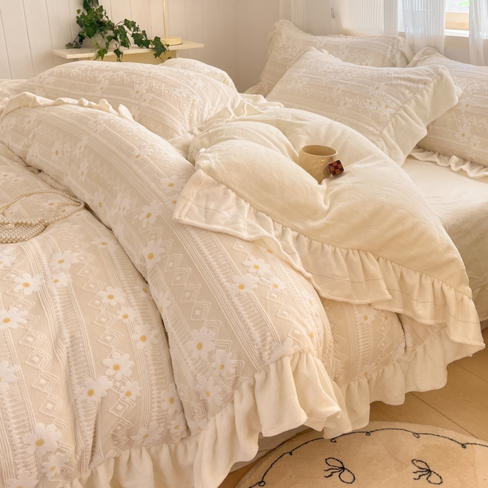 91家纺网 家纺一手货源 找家纺 爱家（原缔乐家纺） 2025新款牛奶雕花绒四件套-小雏菊 小雏菊-奶昔白