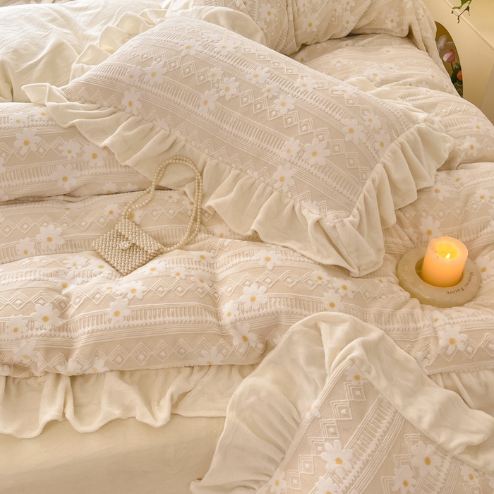 91家纺网 家纺一手货源 找家纺 爱家（原缔乐家纺） 2025新款牛奶雕花绒四件套-小雏菊 小雏菊-奶昔白