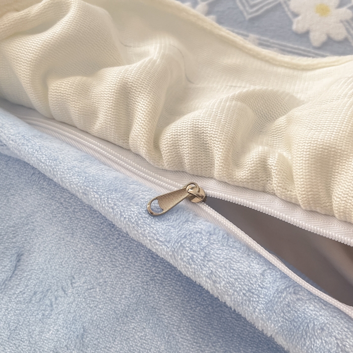 91家纺网 家纺一手货源 找家纺 爱家（原缔乐家纺） 2025新款牛奶雕花绒四件套-小雏菊 小雏菊-天空兰