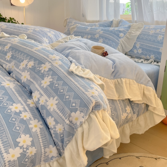 91家纺网 家纺一手货源 找家纺 爱家（原缔乐家纺） 2025新款牛奶雕花绒四件套-小雏菊 小雏菊-天空兰