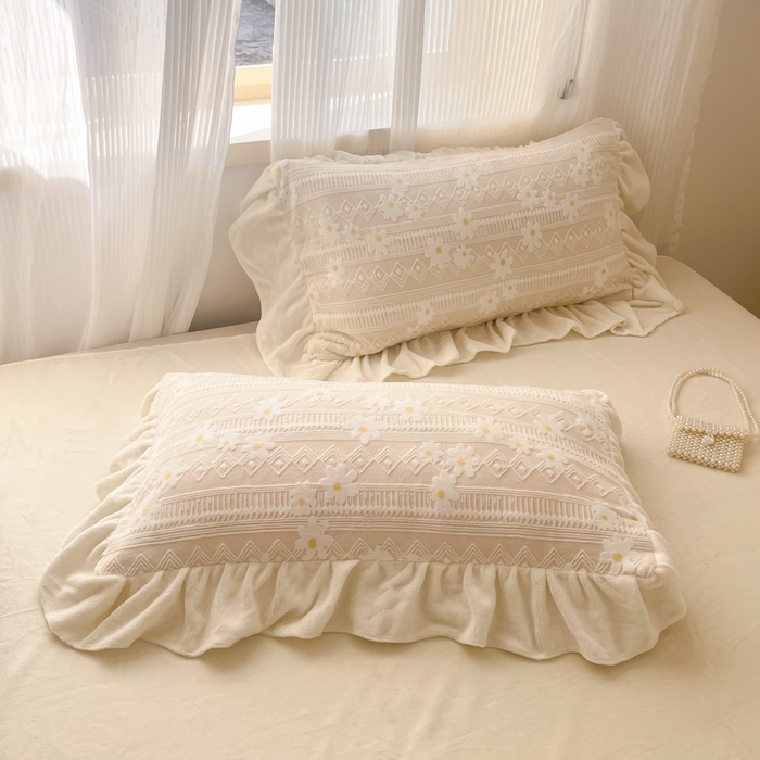 91家纺网 家纺一手货源 找家纺 爱家（原缔乐家纺） 2025新款牛奶雕花绒四件套-小雏菊 小雏菊-奶昔白