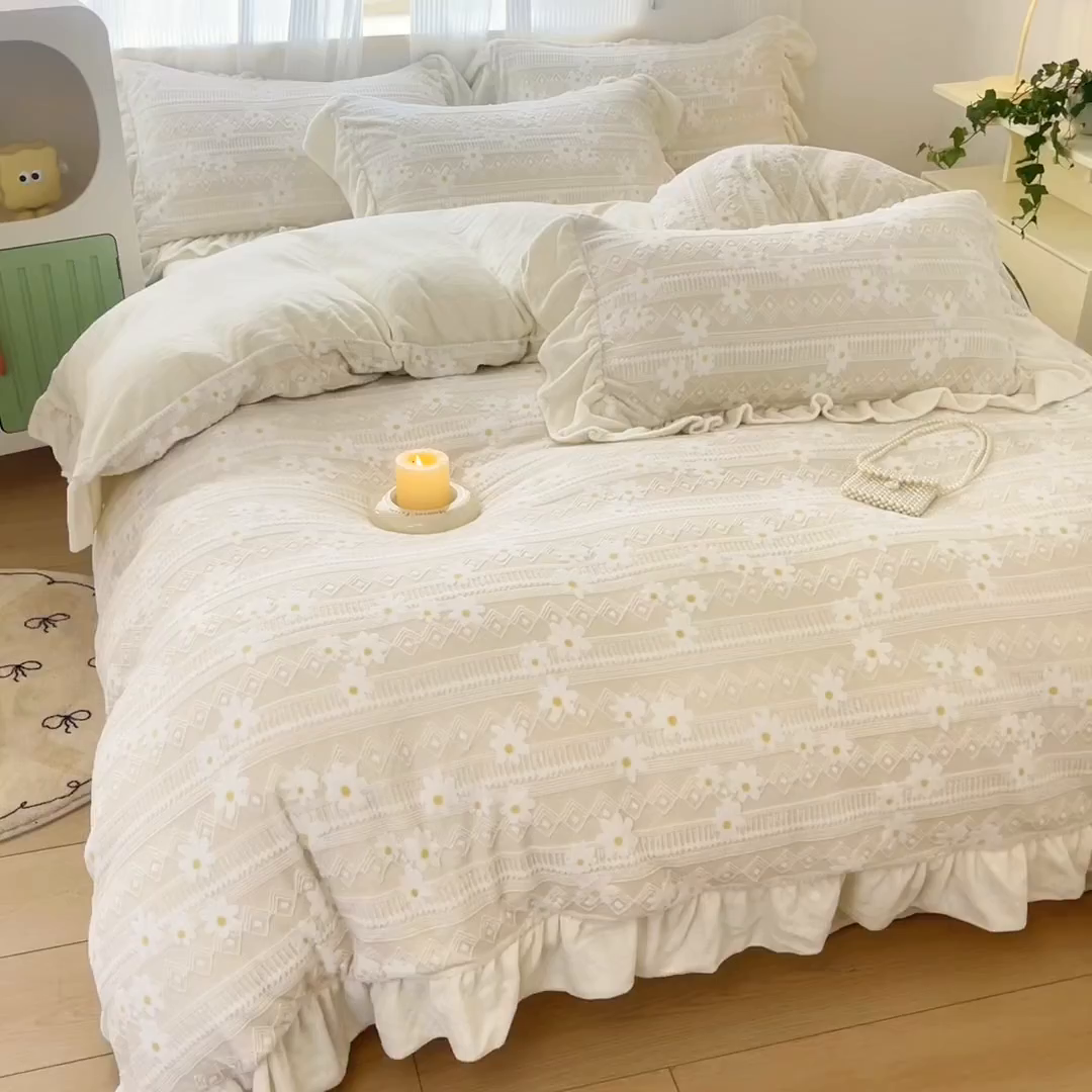 91家纺网 家纺一手货源 找家纺 爱家（原缔乐家纺） 2025新款牛奶雕花绒四件套-小雏菊 小雏菊-奶昔白