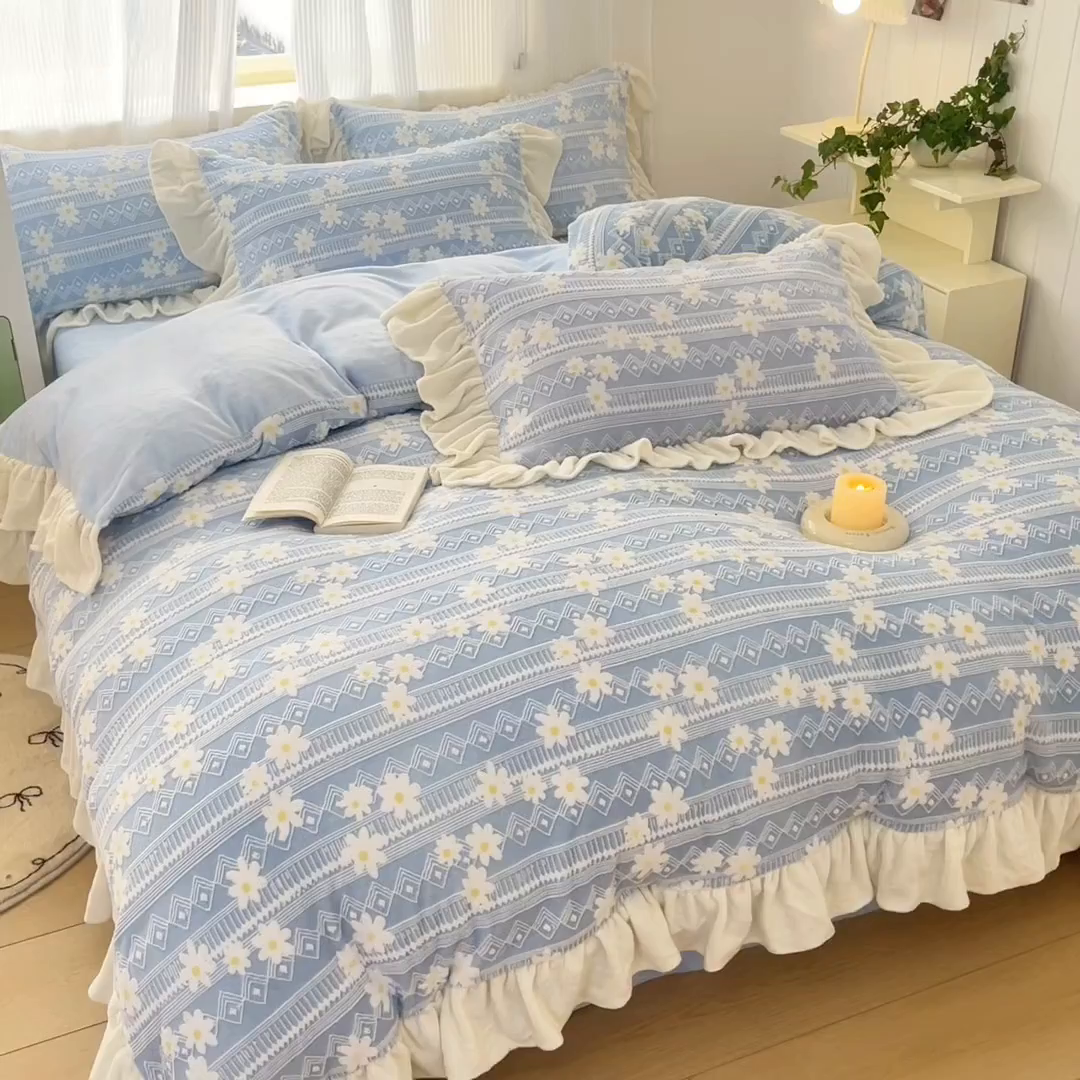 91家纺网 家纺一手货源 找家纺 爱家（原缔乐家纺） 2025新款牛奶雕花绒四件套-小雏菊 小雏菊-天空兰