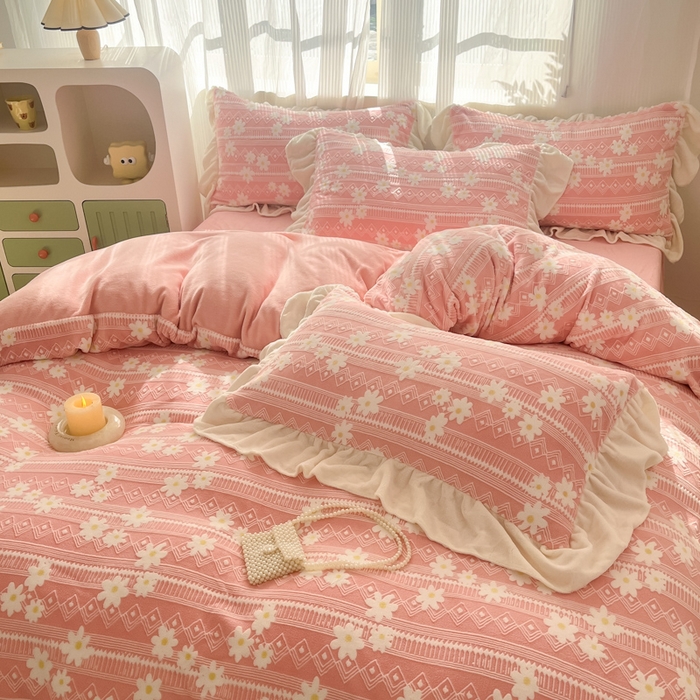 91家纺网 家纺一手货源 找家纺 爱家（原缔乐家纺） 2025新款牛奶雕花绒四件套-小雏菊 小雏菊-公主粉