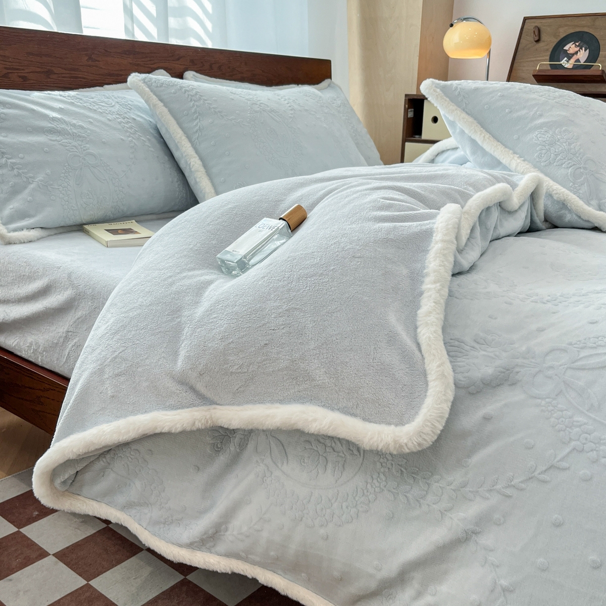 91家纺网 家纺一手货源 找家纺 安哆啦 2025新款着色烂花雕花兔毛绒包边牛奶绒四件套 包边花漾浅梦