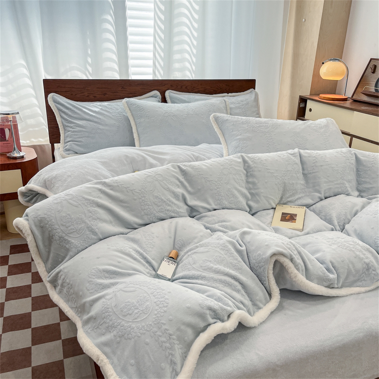 91家纺网 家纺一手货源 找家纺 安哆啦 2025新款着色烂花雕花兔毛绒包边牛奶绒四件套 包边花漾浅梦