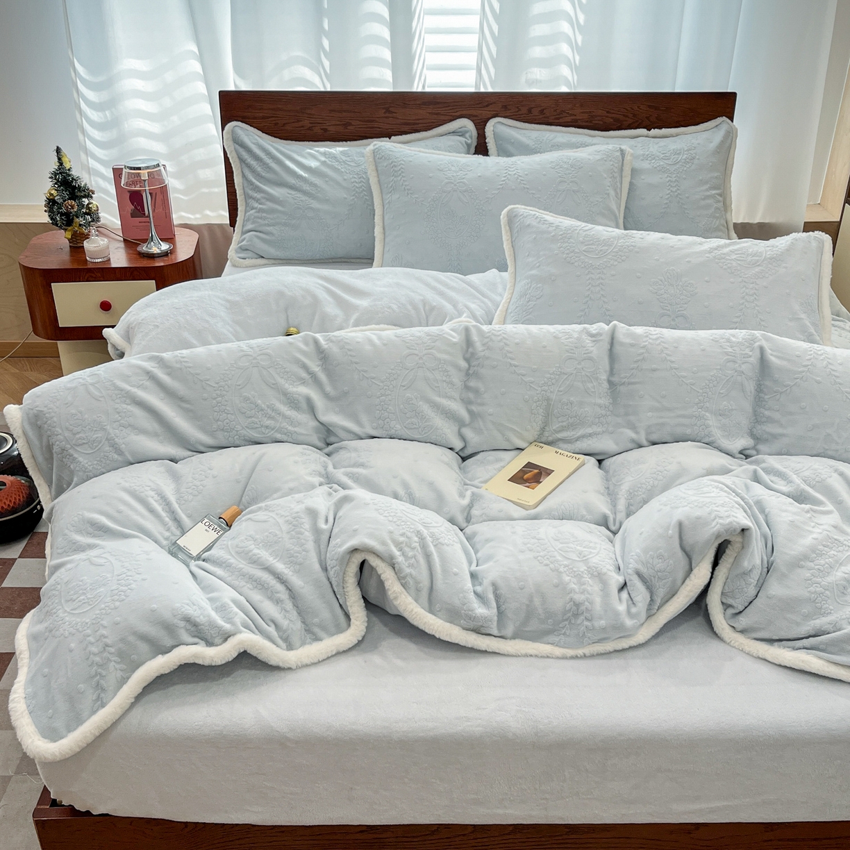 91家纺网 家纺一手货源 找家纺 安哆啦 2025新款着色烂花雕花兔毛绒包边牛奶绒四件套 包边花漾浅梦