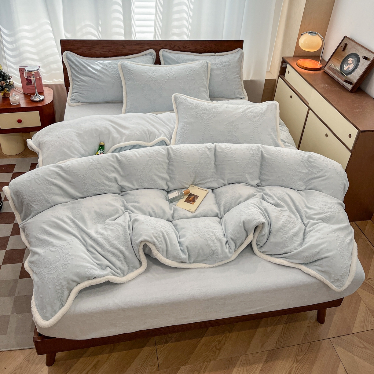 91家纺网 家纺一手货源 找家纺 安哆啦 2025新款着色烂花雕花兔毛绒包边牛奶绒四件套 包边花漾浅梦