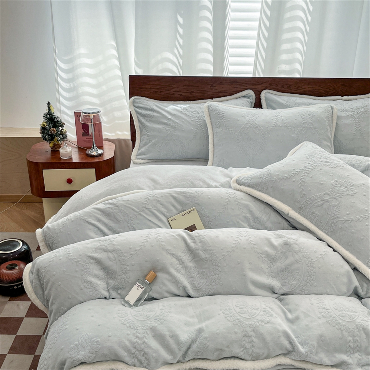 91家纺网 家纺一手货源 找家纺 安哆啦 2025新款着色烂花雕花兔毛绒包边牛奶绒四件套 包边花漾浅梦