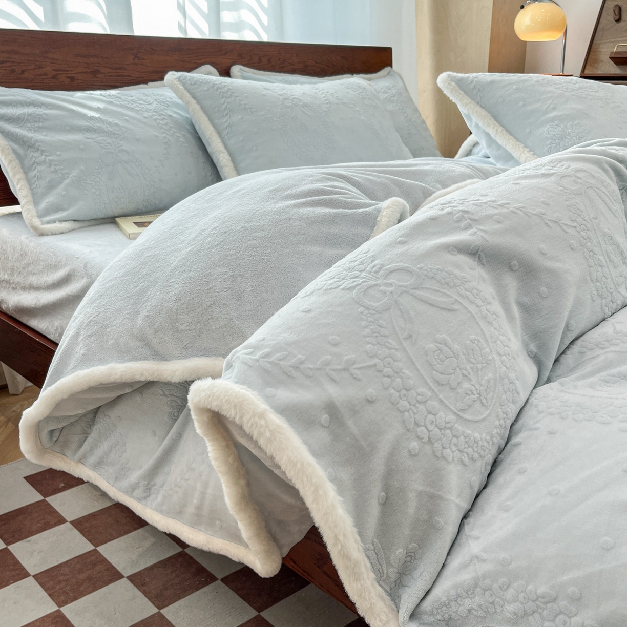 91家纺网 家纺一手货源 找家纺 安哆啦 2025新款着色烂花雕花兔毛绒包边牛奶绒四件套 包边花漾浅梦