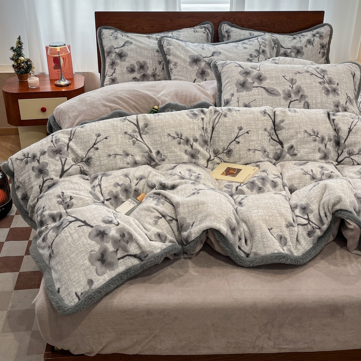 91家纺网 家纺一手货源 找家纺 安哆啦 2025新款着色烂花雕花兔毛绒包边牛奶绒四件套 花上枝-灰