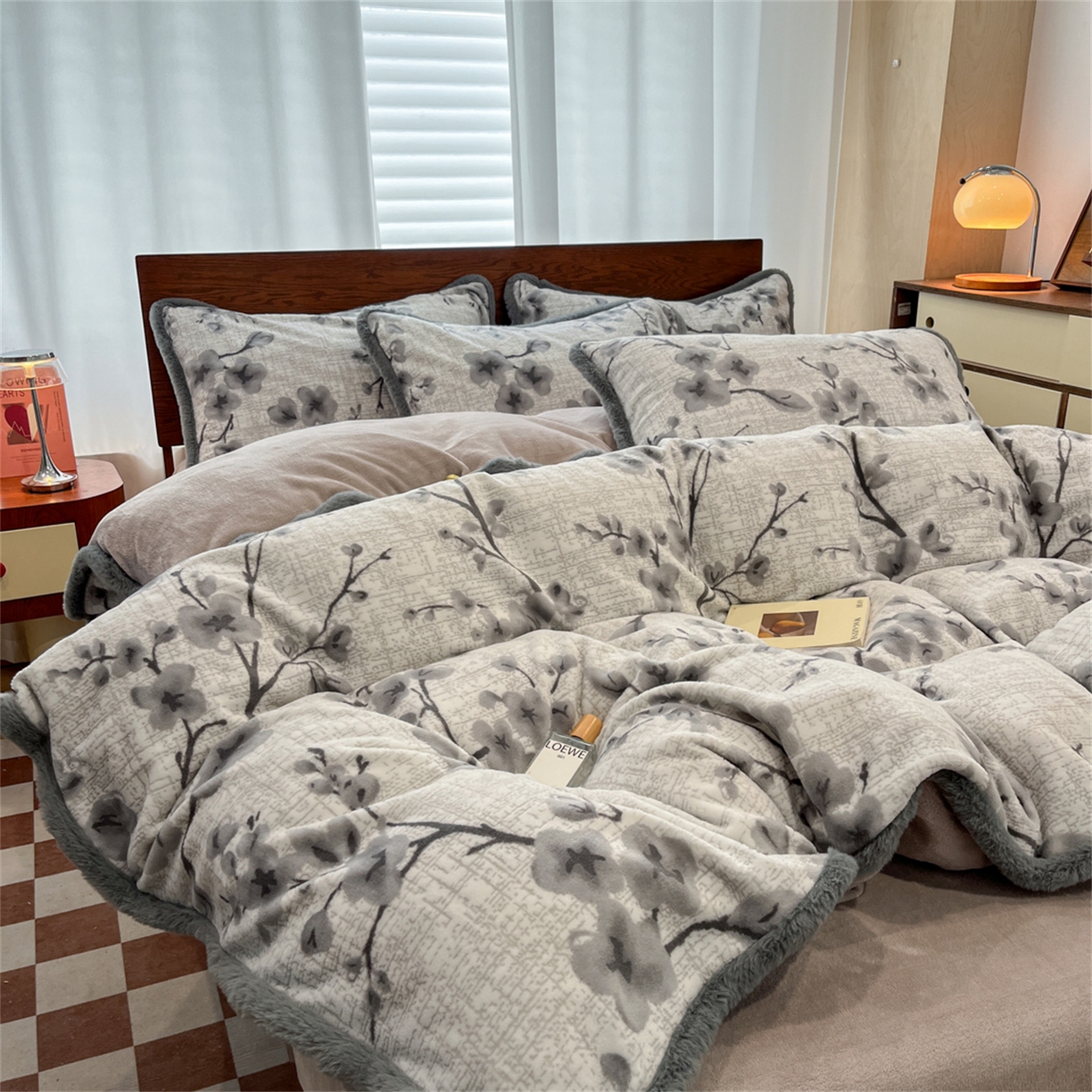 91家纺网 家纺一手货源 找家纺 安哆啦 2025新款着色烂花雕花兔毛绒包边牛奶绒四件套 花上枝-灰