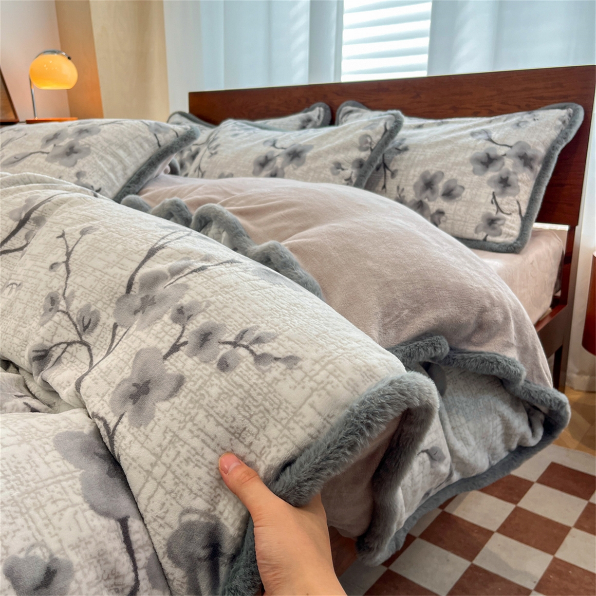 91家纺网 家纺一手货源 找家纺 安哆啦 2025新款着色烂花雕花兔毛绒包边牛奶绒四件套 花上枝-灰