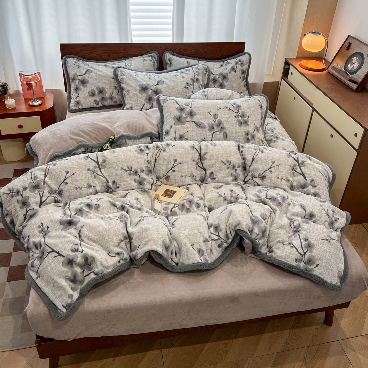 91家纺网 家纺一手货源 找家纺 安哆啦 2025新款着色烂花雕花兔毛绒包边牛奶绒四件套 花上枝-灰