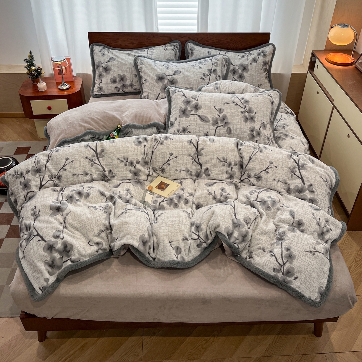 安哆啦 2025新款着色烂花雕花兔毛绒包边牛奶绒四件套 花上枝-灰