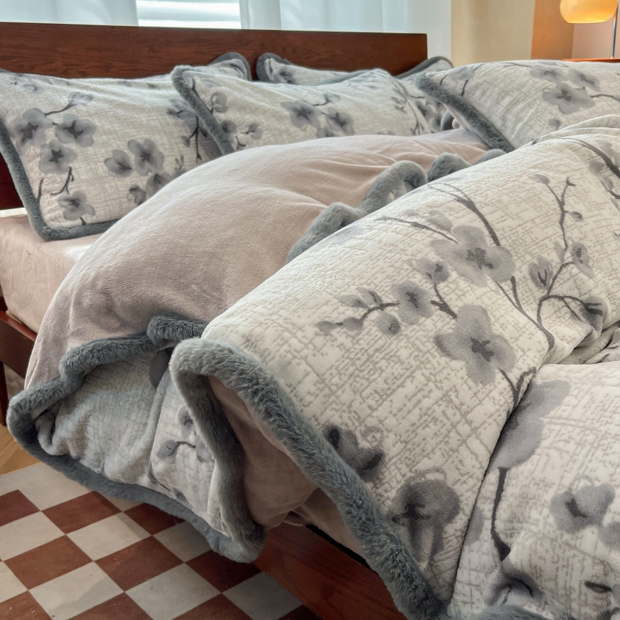 91家纺网 家纺一手货源 找家纺 安哆啦 2025新款着色烂花雕花兔毛绒包边牛奶绒四件套 花上枝-灰