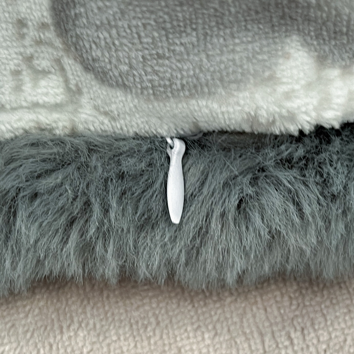 91家纺网 家纺一手货源 找家纺 安哆啦 2025新款着色烂花雕花兔毛绒包边牛奶绒四件套 花上枝-灰