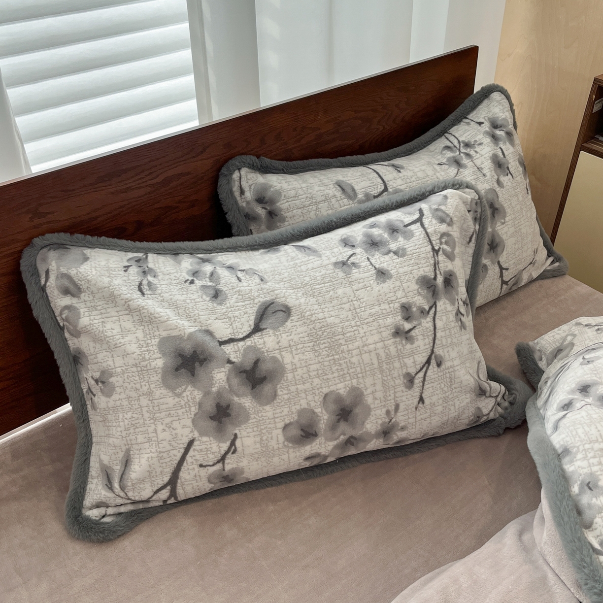 91家纺网 家纺一手货源 找家纺 安哆啦 2025新款着色烂花雕花兔毛绒包边牛奶绒四件套 花上枝-灰