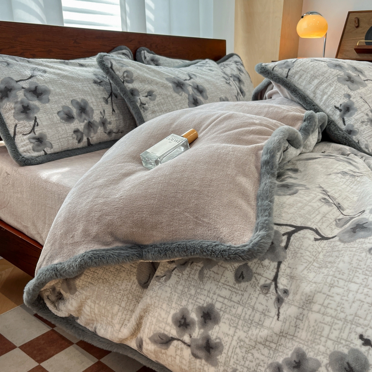 91家纺网 家纺一手货源 找家纺 安哆啦 2025新款着色烂花雕花兔毛绒包边牛奶绒四件套 花上枝-灰