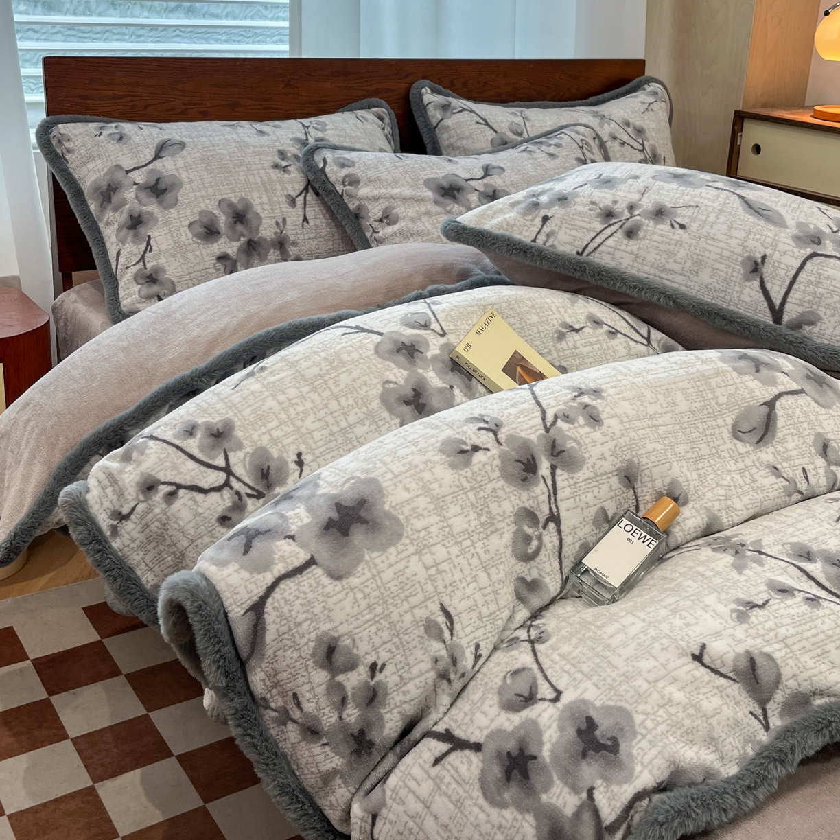 91家纺网 家纺一手货源 找家纺 安哆啦 2025新款着色烂花雕花兔毛绒包边牛奶绒四件套 花上枝-灰