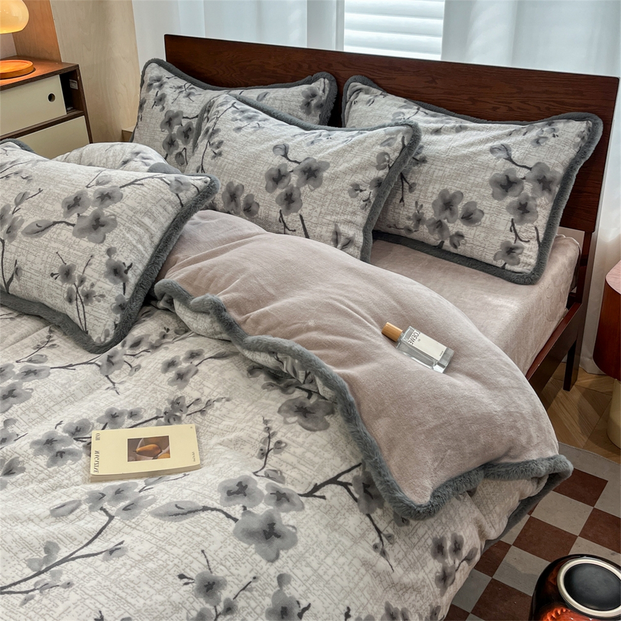 91家纺网 家纺一手货源 找家纺 安哆啦 2025新款着色烂花雕花兔毛绒包边牛奶绒四件套 花上枝-灰