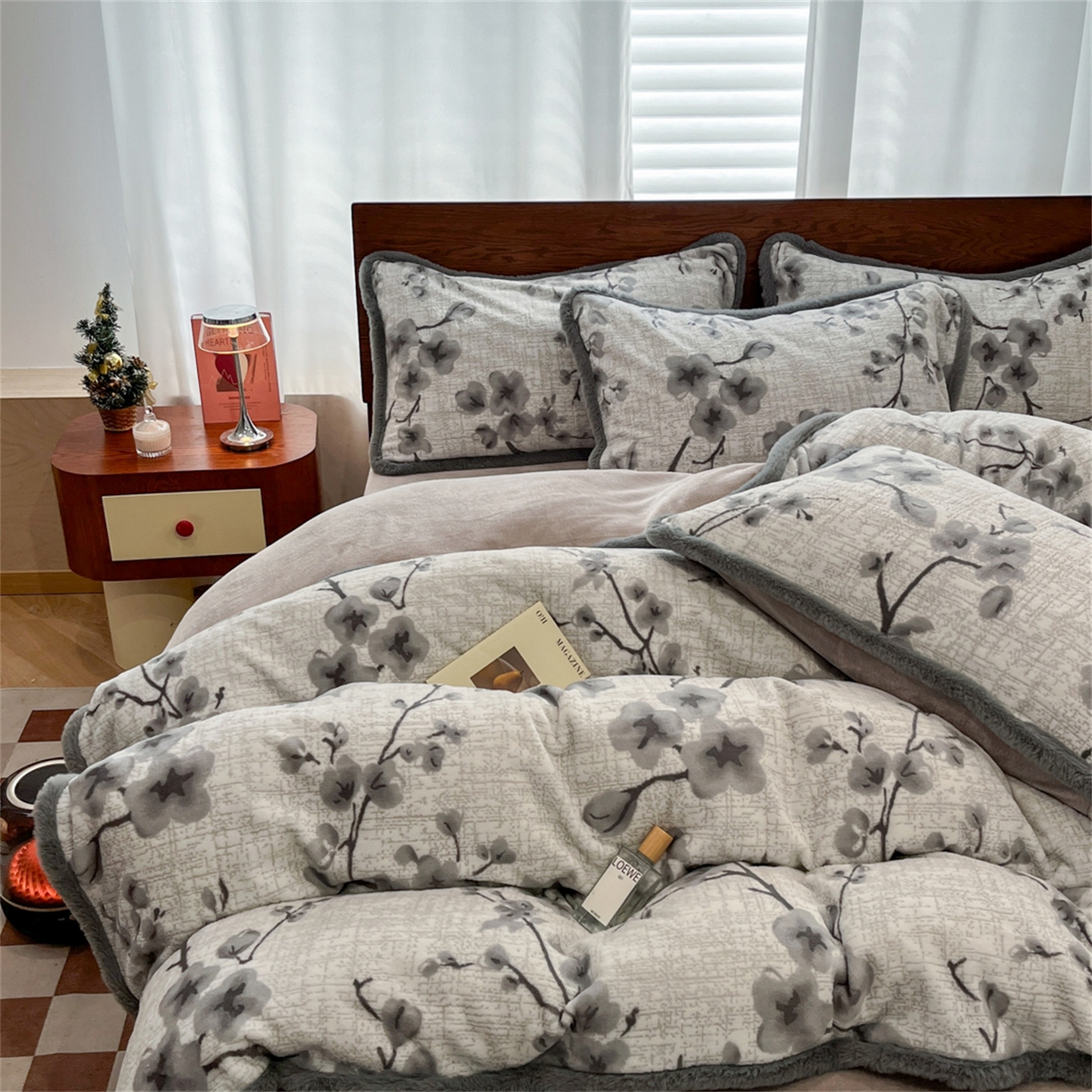 91家纺网 家纺一手货源 找家纺 安哆啦 2025新款着色烂花雕花兔毛绒包边牛奶绒四件套 花上枝-灰