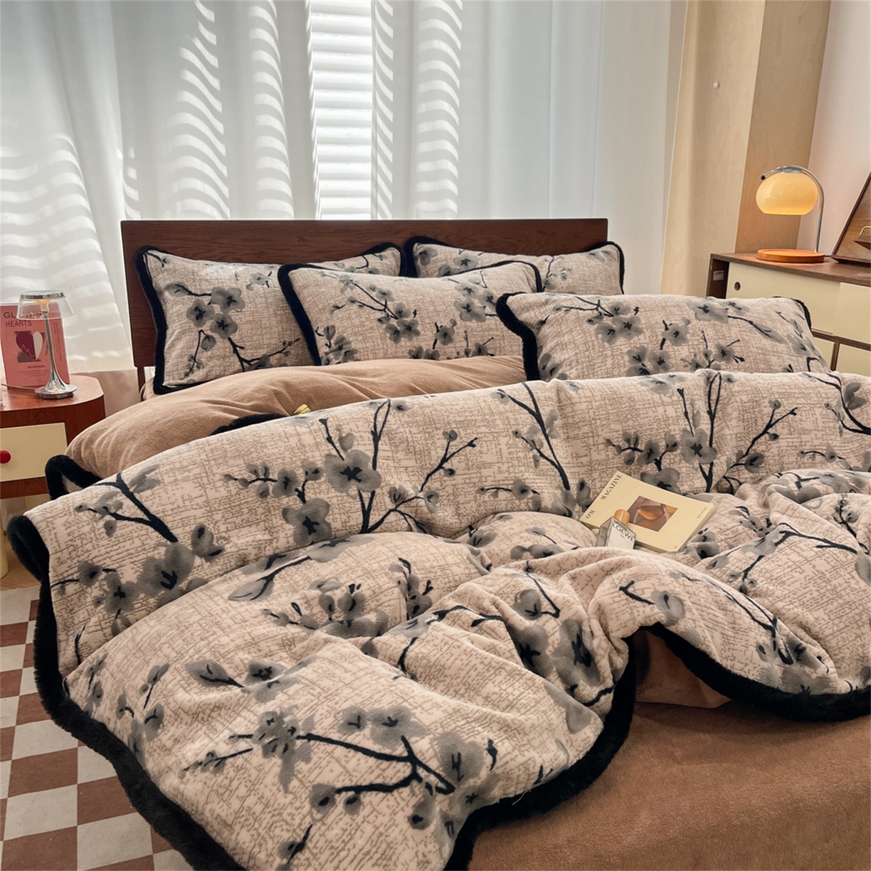 91家纺网 家纺一手货源 找家纺 安哆啦 2025新款着色烂花雕花兔毛绒包边牛奶绒四件套 花上枝-咖