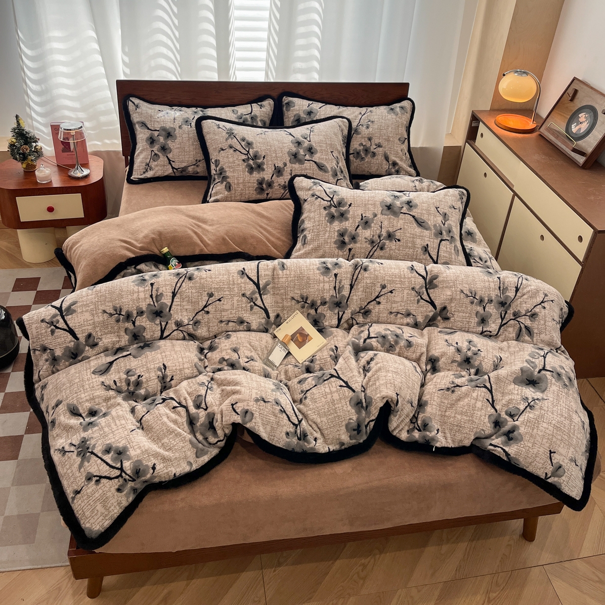 91家纺网 家纺一手货源 找家纺 安哆啦 2025新款着色烂花雕花兔毛绒包边牛奶绒四件套 花上枝-咖