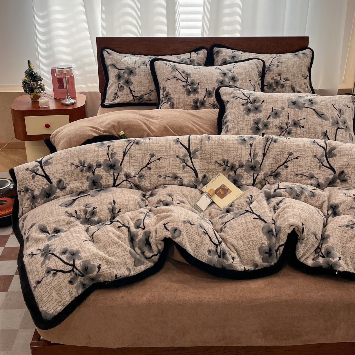 91家纺网 家纺一手货源 找家纺 安哆啦 2025新款着色烂花雕花兔毛绒包边牛奶绒四件套 花上枝-咖