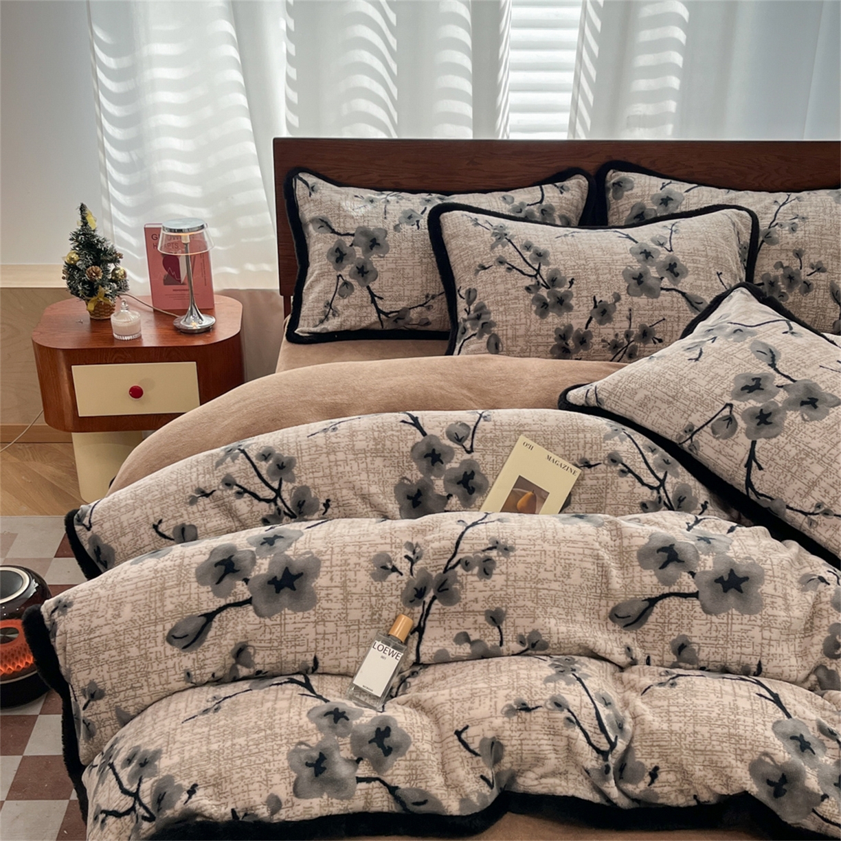 91家纺网 家纺一手货源 找家纺 安哆啦 2025新款着色烂花雕花兔毛绒包边牛奶绒四件套 花上枝-咖