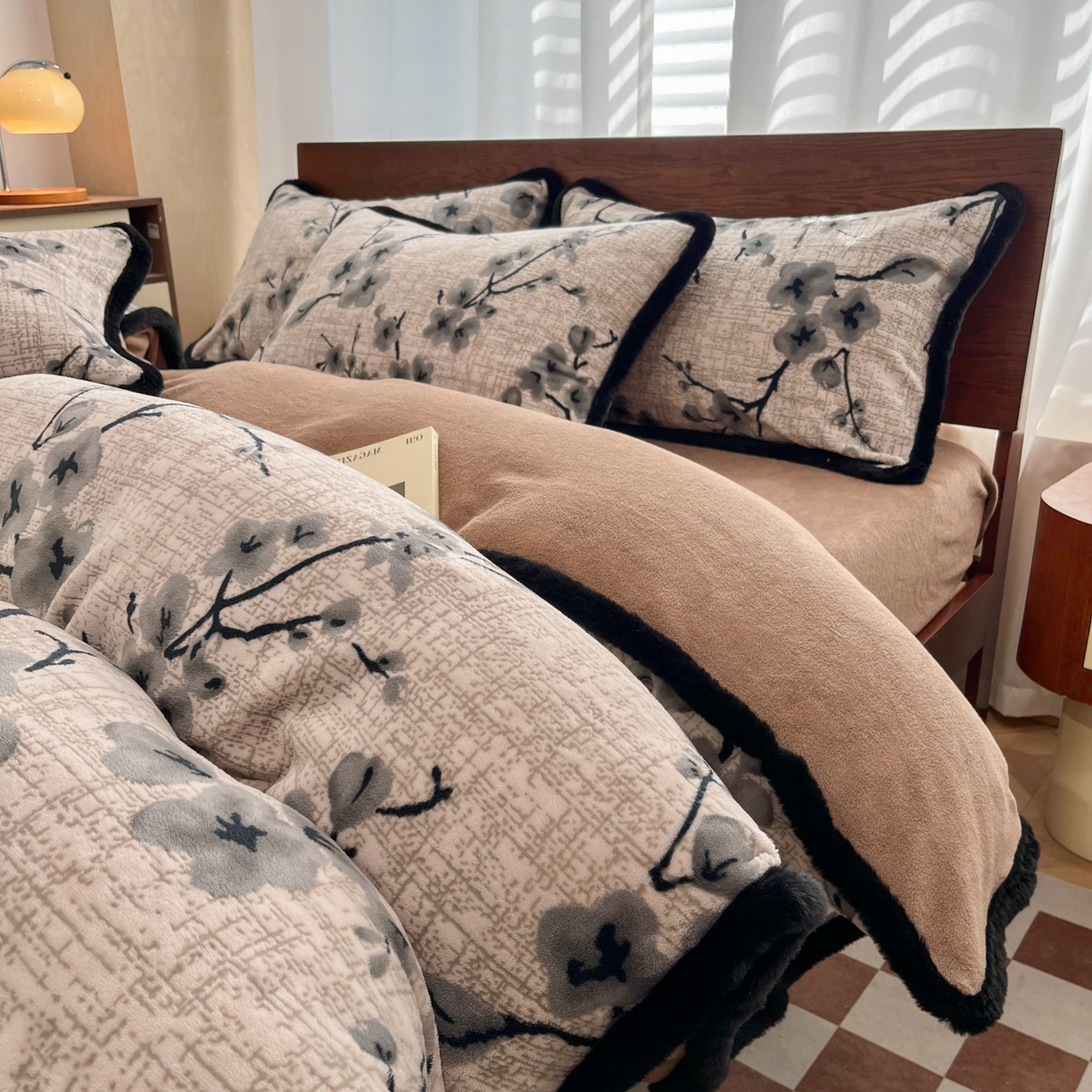 91家纺网 家纺一手货源 找家纺 安哆啦 2025新款着色烂花雕花兔毛绒包边牛奶绒四件套 花上枝-咖