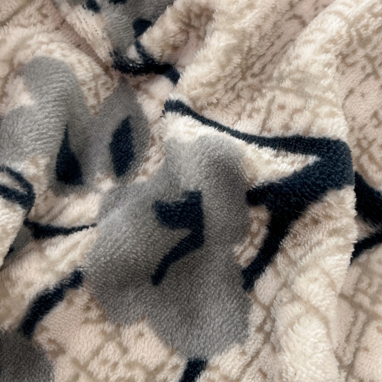 91家纺网 家纺一手货源 找家纺 安哆啦 2025新款着色烂花雕花兔毛绒包边牛奶绒四件套 花上枝-咖