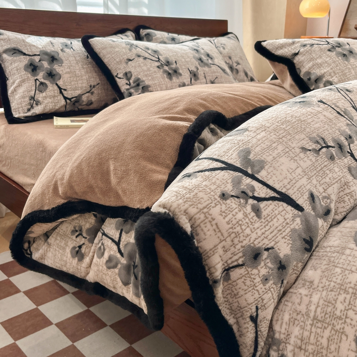 91家纺网 家纺一手货源 找家纺 安哆啦 2025新款着色烂花雕花兔毛绒包边牛奶绒四件套 花上枝-咖