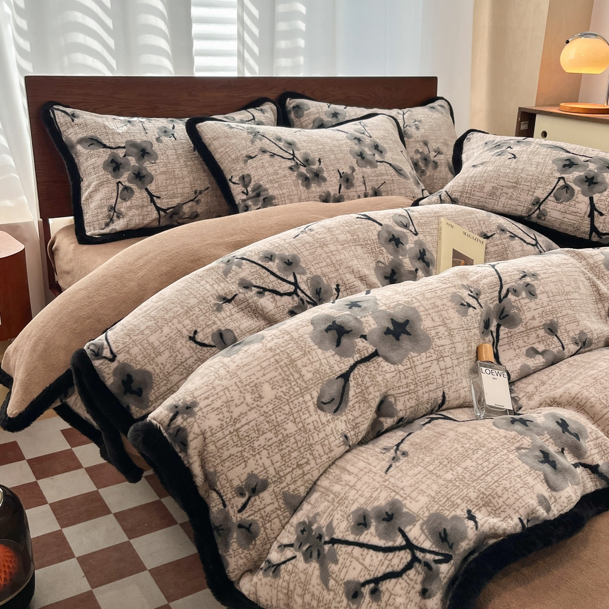 91家纺网 家纺一手货源 找家纺 安哆啦 2025新款着色烂花雕花兔毛绒包边牛奶绒四件套 花上枝-咖