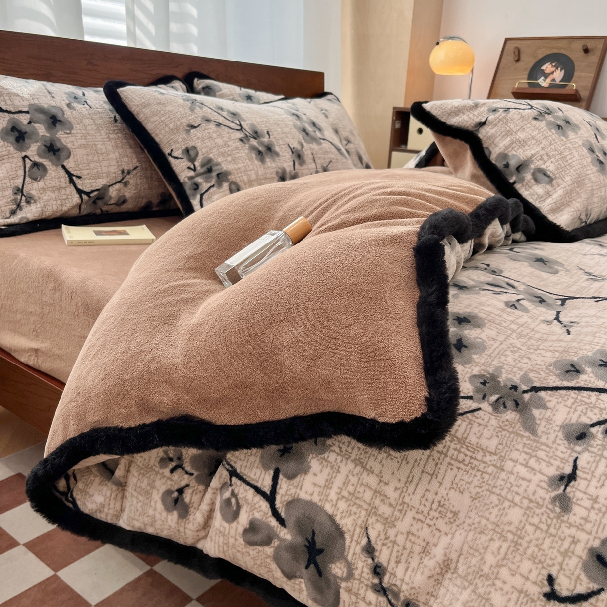 91家纺网 家纺一手货源 找家纺 安哆啦 2025新款着色烂花雕花兔毛绒包边牛奶绒四件套 花上枝-咖