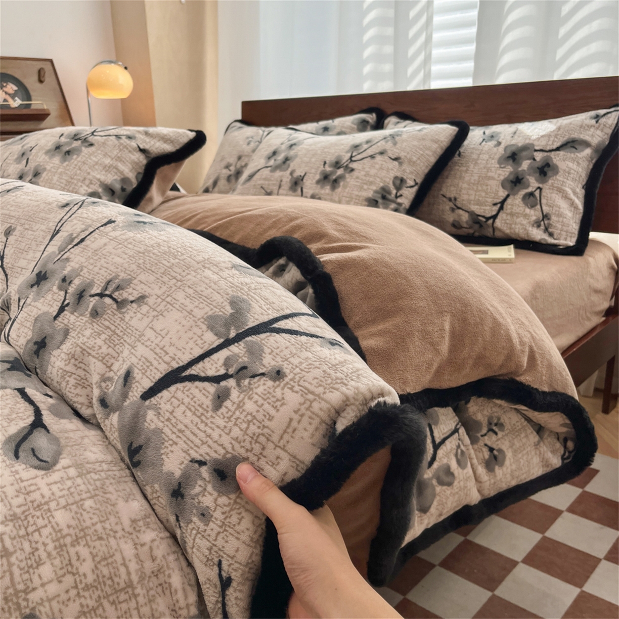 91家纺网 家纺一手货源 找家纺 安哆啦 2025新款着色烂花雕花兔毛绒包边牛奶绒四件套 花上枝-咖