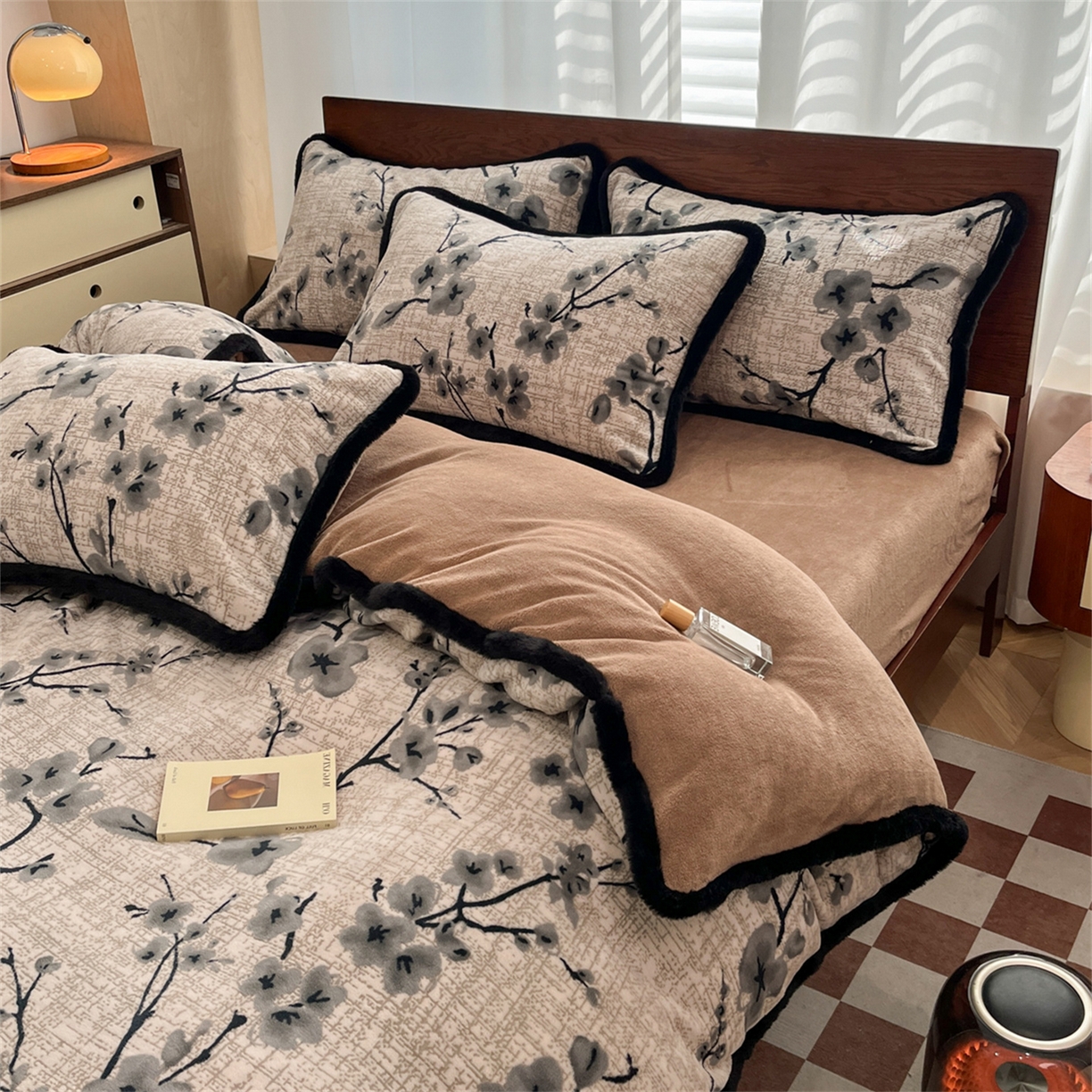 91家纺网 家纺一手货源 找家纺 安哆啦 2025新款着色烂花雕花兔毛绒包边牛奶绒四件套 花上枝-咖