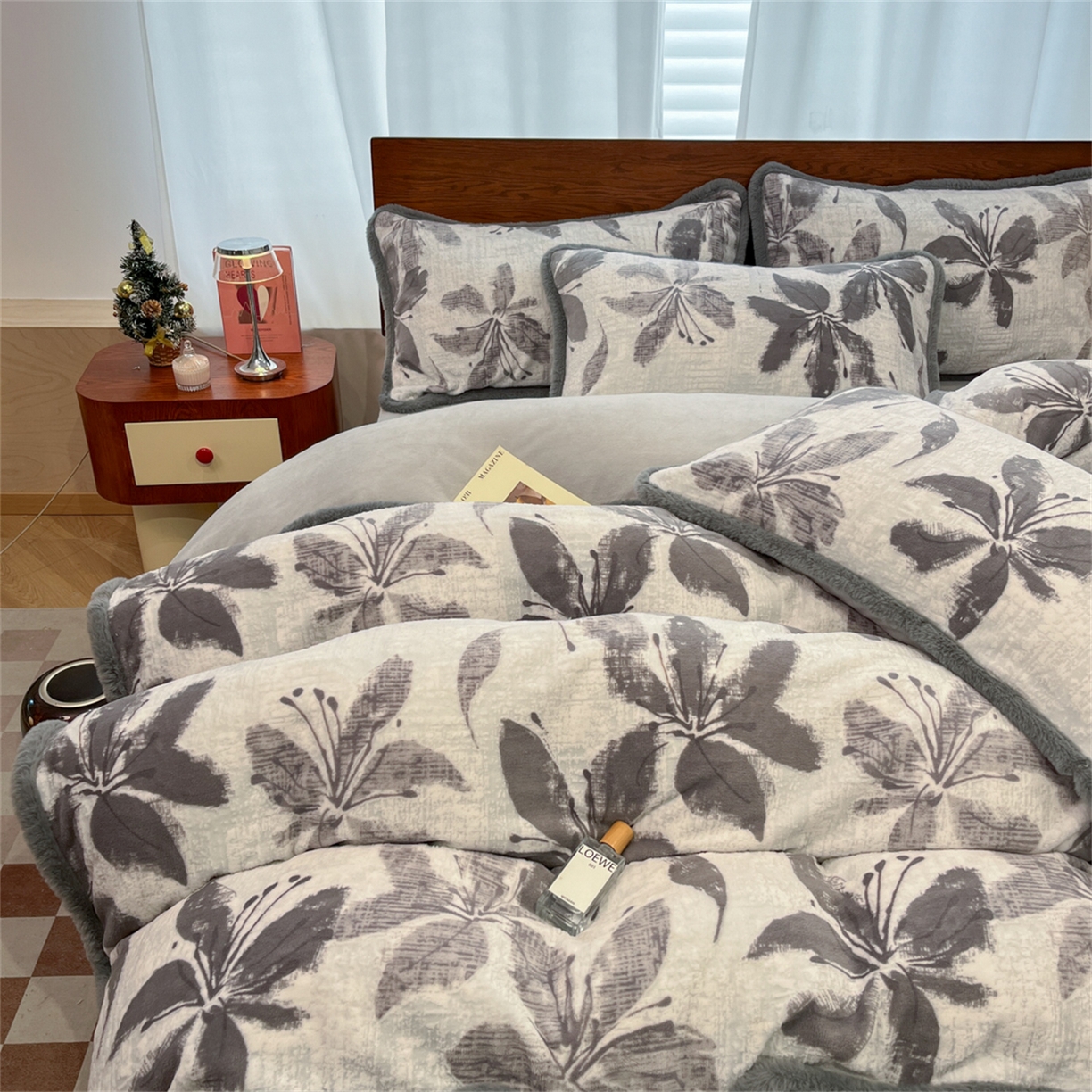 91家纺网 家纺一手货源 找家纺 安哆啦 2025新款着色烂花雕花兔毛绒包边牛奶绒四件套 花影和诗