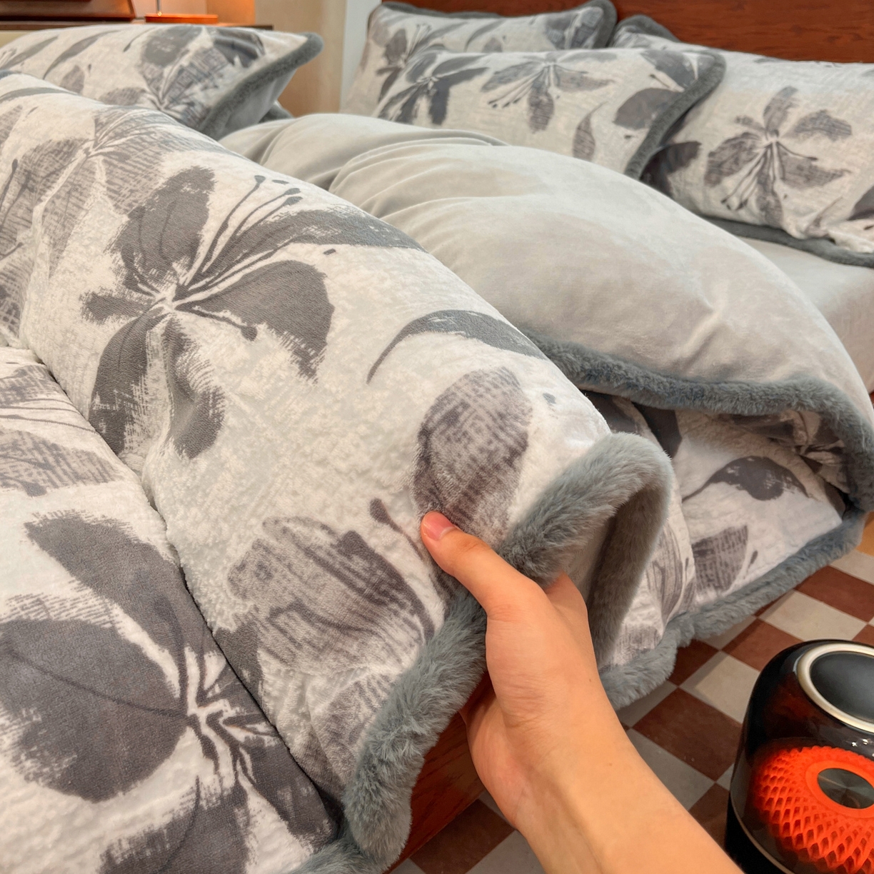 91家纺网 家纺一手货源 找家纺 安哆啦 2025新款着色烂花雕花兔毛绒包边牛奶绒四件套 花影和诗