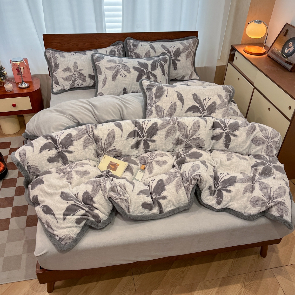 91家纺网 家纺一手货源 找家纺 安哆啦 2025新款着色烂花雕花兔毛绒包边牛奶绒四件套 花影和诗