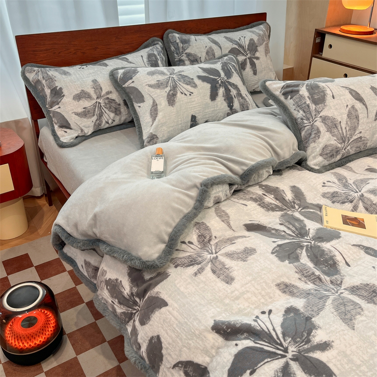 91家纺网 家纺一手货源 找家纺 安哆啦 2025新款着色烂花雕花兔毛绒包边牛奶绒四件套 花影和诗