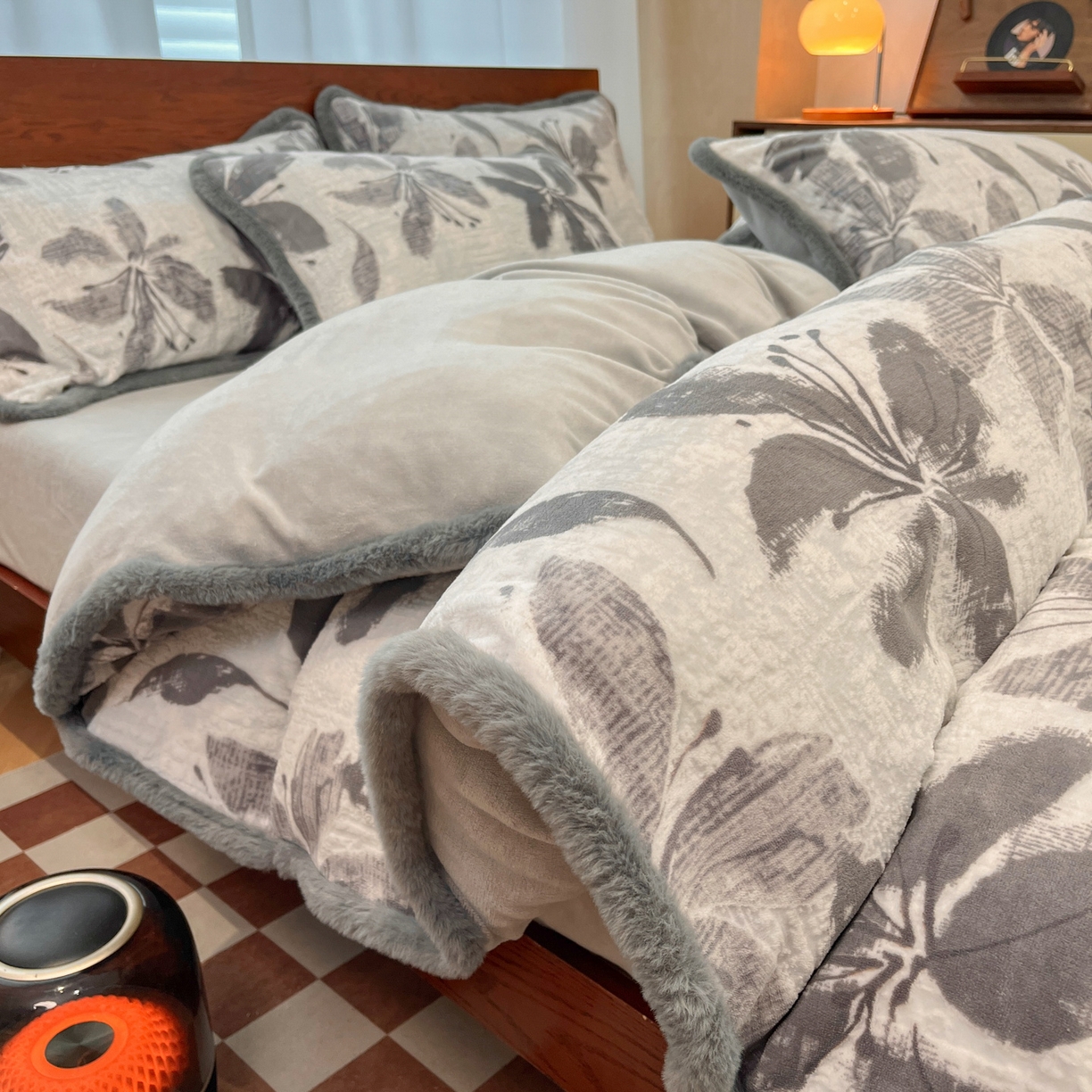 91家纺网 家纺一手货源 找家纺 安哆啦 2025新款着色烂花雕花兔毛绒包边牛奶绒四件套 花影和诗