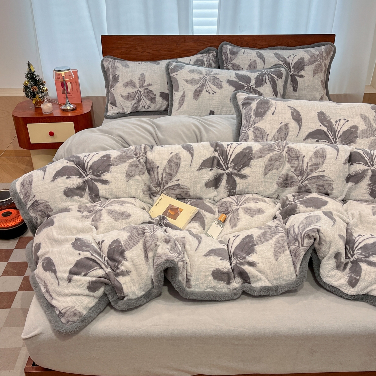 91家纺网 家纺一手货源 找家纺 安哆啦 2025新款着色烂花雕花兔毛绒包边牛奶绒四件套 花影和诗