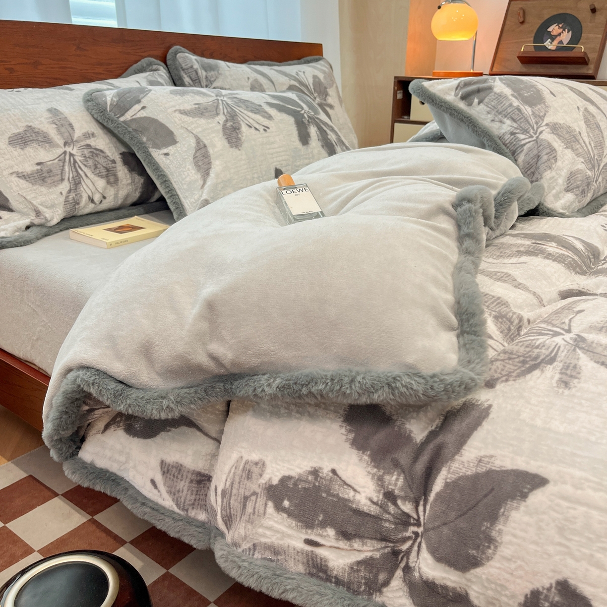 91家纺网 家纺一手货源 找家纺 安哆啦 2025新款着色烂花雕花兔毛绒包边牛奶绒四件套 花影和诗